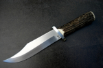 Bowie<br /><hr />Klingenlänge: 180 mm<br />Gesamtlänge: 310 mm<br />Klingendicke: 5,0 mm<br />Griffmaterial: Sambar-Hirsch<br />Klingenmaterial: Böhler N 690