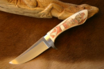 Flacherl<br /><hr />Klingenlänge: 110 mm<br />Gesamtlänge: 260 mm<br />Klingendicke: 3,5 mm<br />Griffmaterial: Elefanten-Elfenbein mit Scrimshaw von Eva Halat<br />Klingenmaterial: RWL 34