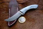 Neck-Knife<br /><hr />Klingenlänge: 44 mm<br />Gesamtlänge: 110 mm<br />Klingendicke: 3,0 mm<br />Griffmaterial: Giraffenknochen<br />Klingenmaterial: Heimskringla Damast