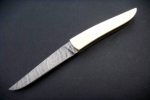 Folder<br /><hr />Klingenlänge: 80 mm<br />Gesamtlänge: 160 mm<br />Klingendicke: 3,2 mm<br />Griffmaterial: Elfenbein<br />Klingenmaterial: Damast von Jürgen Rühl