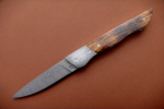 Folder<br /><hr />Klingenlänge: 80 mm<br />Gesamtlänge: 195 mm<br />Klingendicke: 3,1 mm<br />Griffmaterial: Mammut-Elfenbein<br />Klingenmaterial: Fritz Schneider Damast