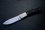 Folder<br /><hr />Klingenlänge: 80 mm<br />Gesamtlänge: 190 mm<br />Klingendicke: 3,2 mm<br />Griffmaterial: Carbon<br />Klingenmaterial: CPM 420 V