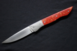 Folder<br /><hr />Klingenlänge: 80 mm<br />Gesamtlänge: 195 mm<br />Klingendicke: 3,1 mm<br />Griffmaterial: Rote Koralle Imitat<br />Klingenmaterial: CPM 420 V