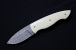 Folder<br /><hr />Klingenlänge: 60 mm<br />Gesamtlänge: 170 mm<br />Klingendicke: 3,2 mm<br />Griffmaterial: Mammut-Elfenbein<br />Klingenmaterial: Fishbone-Damast Damaststeel