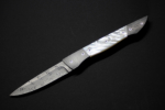 Folder<br /><hr />Klingenlänge: 85 mm<br />Gesamtlänge: 210 mm<br />Klingendicke: 2,8 mm<br />Griffmaterial: Perlmutt<br />Klingenmaterial: Fritz Schneider Damast