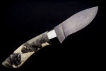 Flacherl mit Elfenbeingriffschalen<br /><hr />Klingenlänge: 110 mm<br />Gesamtlänge: 230 mm<br />Klingendicke: 3,9 mm<br />Griffmaterial: Elfenbein mit Scrimshaw von Eva Halat<br />Klingenmaterial: Fritz Schneider Damast