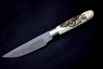 Spitzerl mit Voll-Elfenbeingriff<br /><hr />klingenlänge: 110 mm<br />Gesamtlänge: 220 mm<br />Klingendicke: 3,6 mm<br />Griffmaterial: Elfenbein mit Scrimshaw von Eva Halat<br />Klingenmaterial: Liniendamast von Markus Becker