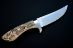 Flacherl mit Elfenbein-Griffschalen<br /><hr />Klingenlänge: 110 mm<br />Gesamtlänge: 260 mm<br />Klingendicke: 3,5 mm<br />Griffmaterial: Elfenbein mit Scrimshaw von Eva Halat<br />Klingenmaterial: RWL 34