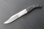 Folder<br /><hr />Klingenlänge: 80 mm<br />Gesamtlänge: 160 mm<br />Klingendicke: 3,0 mm<br />Griffmaterial: Carbon<br />Klingenmaterial: Torsionsdamast