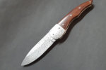 Folder<br /><hr />Klingenlänge: 90 mm<br />Gesamtlänge: 210 mm<br />Klingendicke: 3,0 mm<br />Griffmaterial: Wüsteneisenholz<br />Klingenmaterial: Torsionsdamat